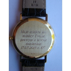 Grawerowanie na zegarku złotym.
