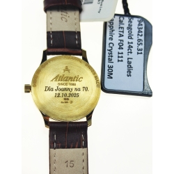 Grawerowanie na zegarku złotym.