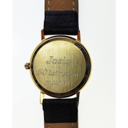 Grawerowanie na zegarku złotym.